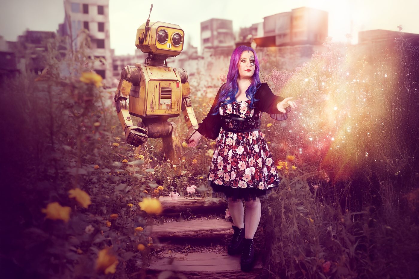 Wunderfinder-Bildwelt: Sabine geht mit einem Roboter-Begleiter durch ein überwuchertes Ruinenfeld, raus aus dem Bekannten